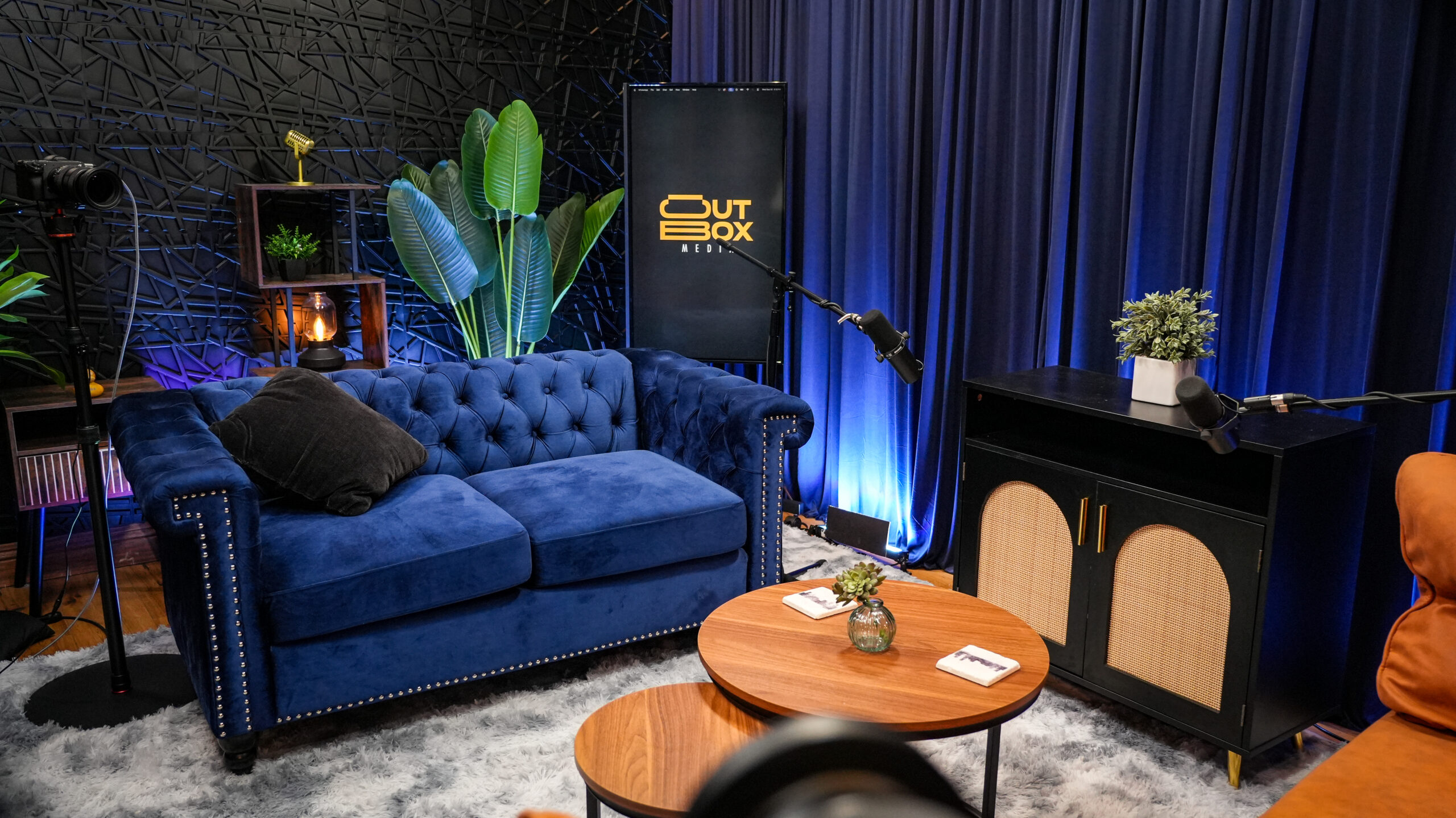 Studio B — Blue velvet atmosphere